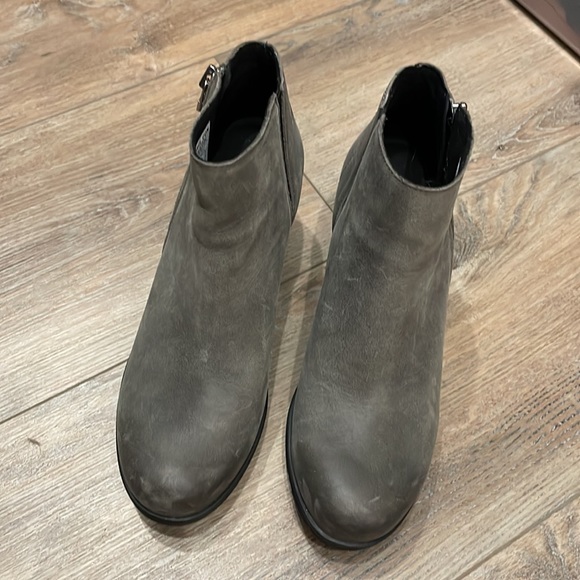 Sorel Ankle Boots Style Joan of Arctic Wedge Ankle Bootie! Grey Leather, Size 9! - Picture 3 of 11